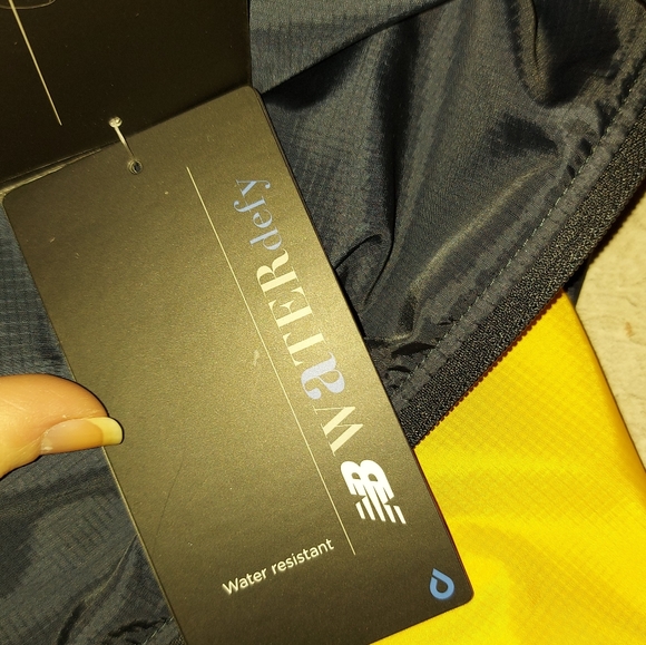 Nwt new balance fast flight jacket in yellow - Picture 8 of 8